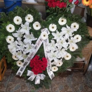 Coroană în formă de inimă cu gerbera,trandafiri și crin