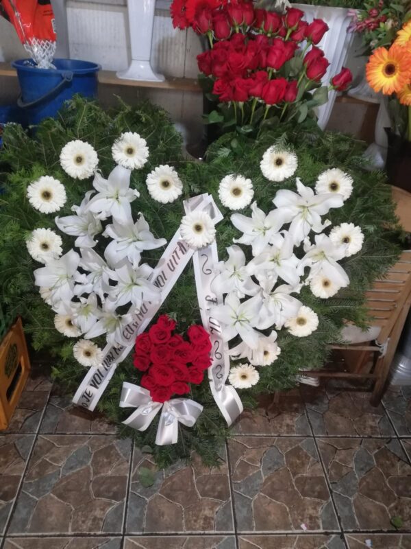 Coroană în formă de inimă cu gerbera,trandafiri și crin